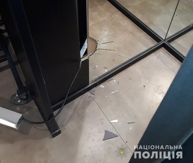 Посетитель устроил погром в магазине на Оболони