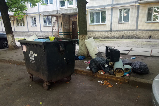На Виноградаре мусор выбрасывают из окон
