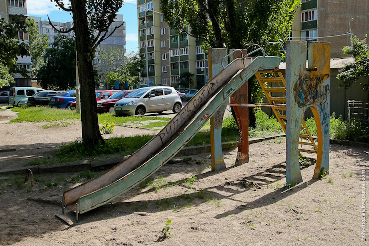 В Киеве – несколько сотен опасных детских площадок
