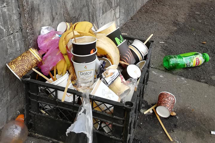 В Киеве около станции "Житомирская" – свалки мусора (фото)