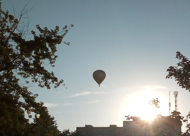 Над Троещиной летают воздушные шары (фото)