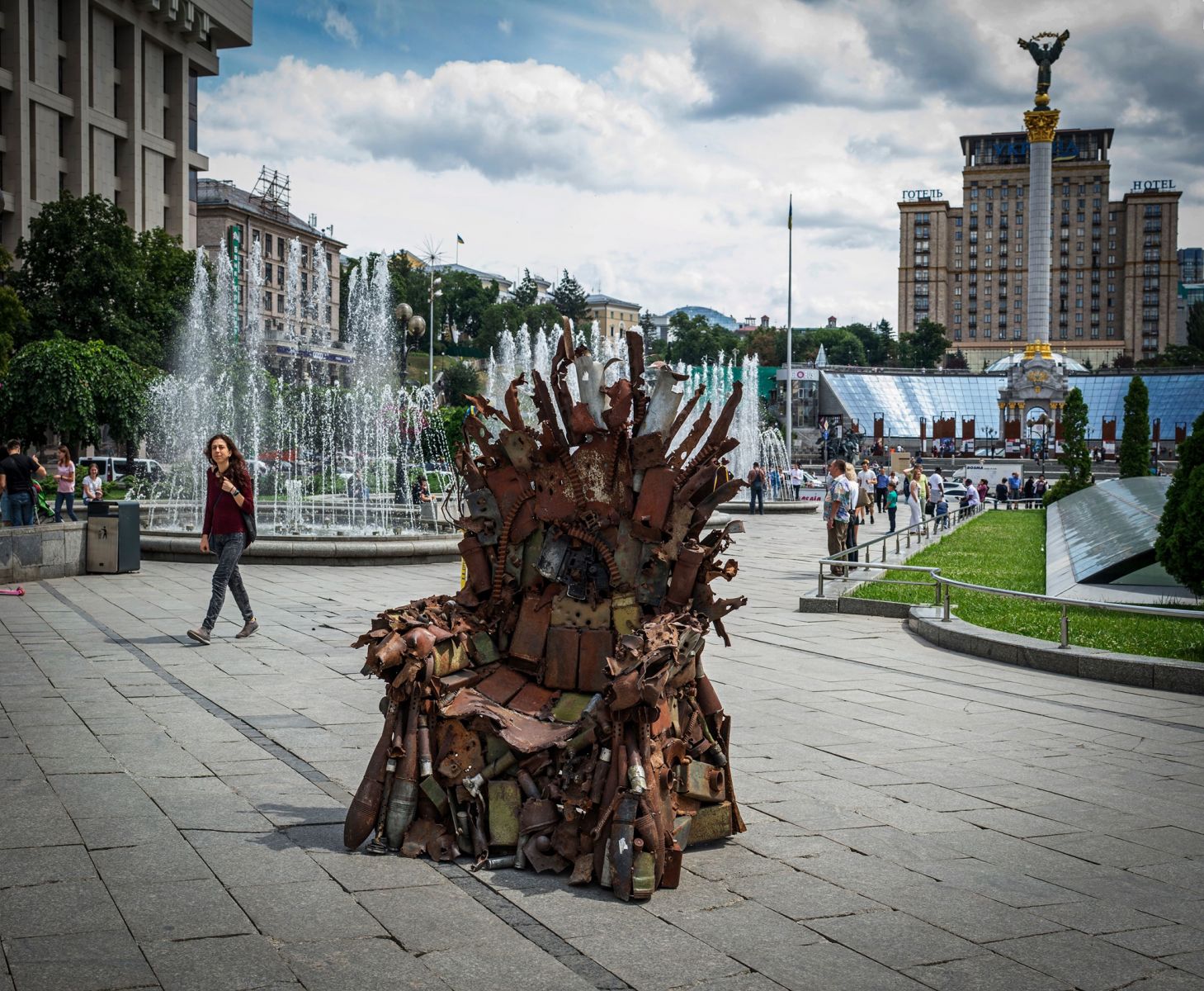 На Майдан принесли Железный трон