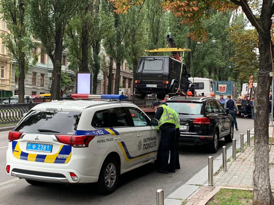 С улиц Киева массово вывозят автомобили