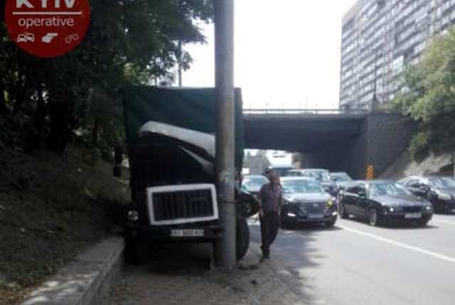 В Киеве неуправляемый грузовик вылетел на тротуар