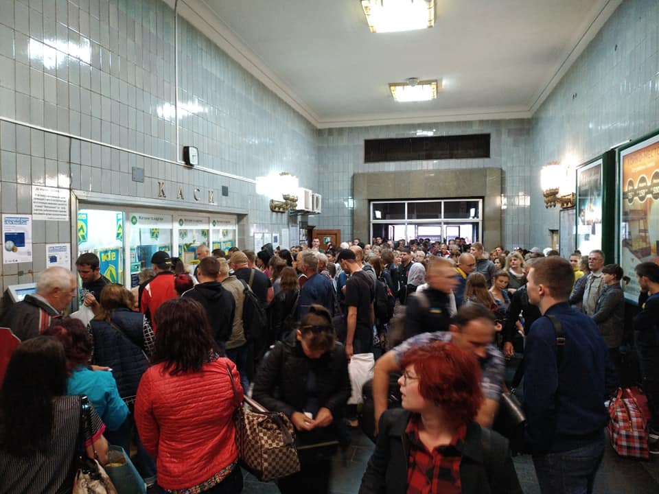 В киевском метро - огромные очереди (фото)