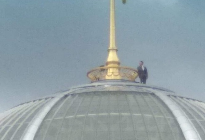 Экстремал забрался на крышу парламента