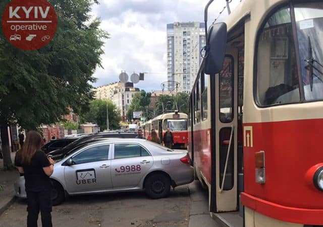 Таксист остановил трамваи на Лукьяновке