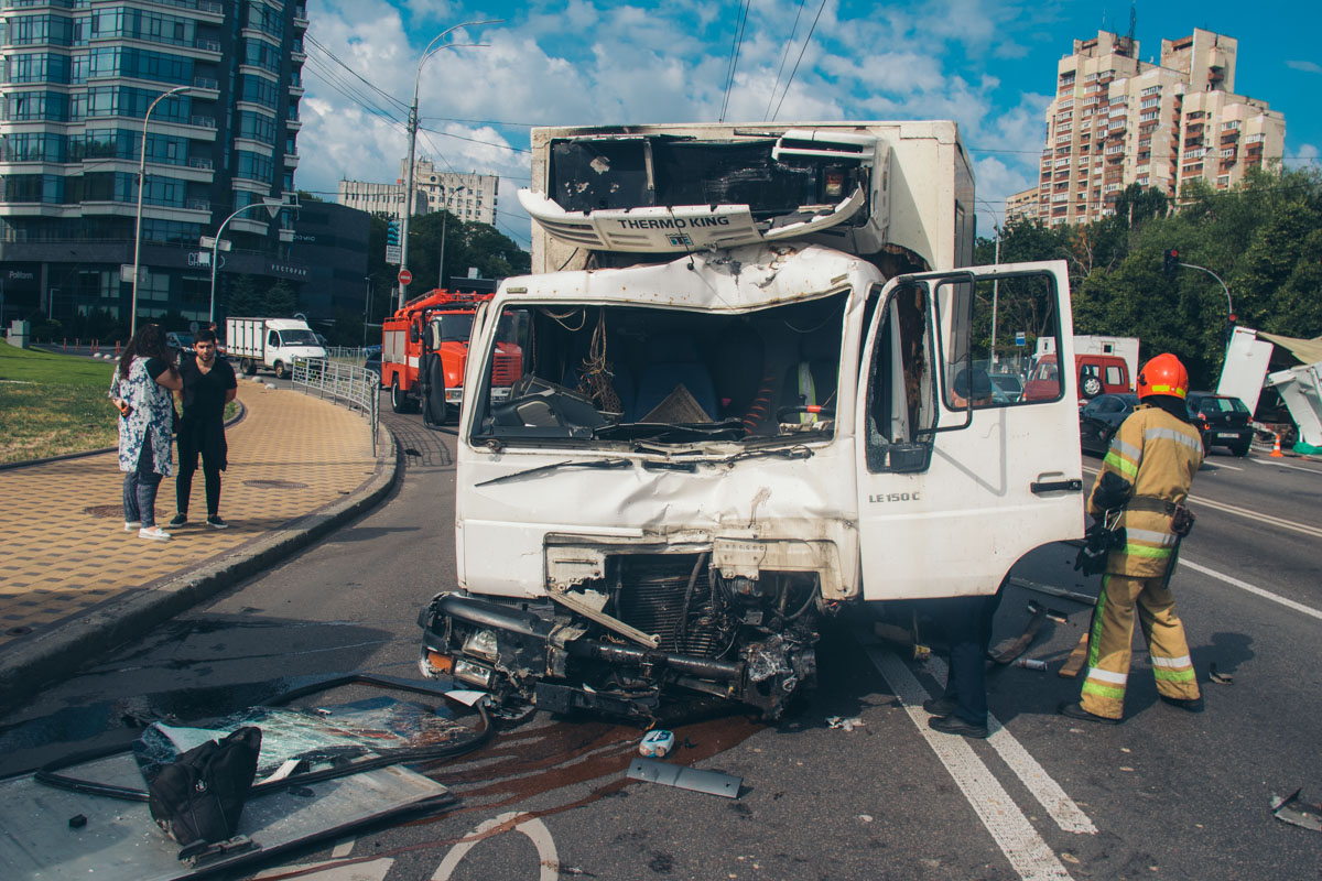 В Киеве разбился водитель фуры