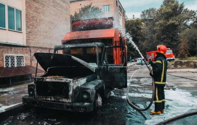 В столице сгорела мусорная машина