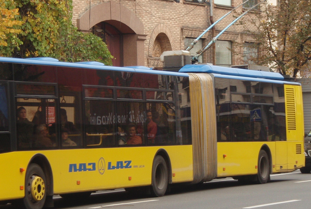 Пассажирам пришлось толкать троллейбус (видео)