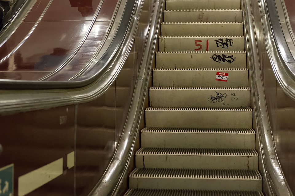 В метро пассажир покалечился на эскалаторе (видео)
