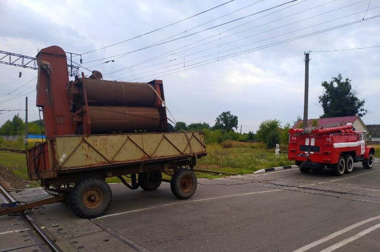 Под Киевом машина застряла на рельсах