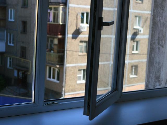 Стало известно, зачем житель Вишневого полез из окна