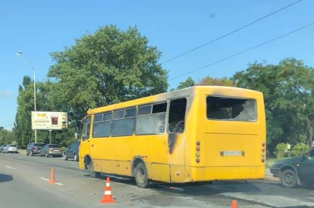 Посреди дороги в Киеве загорелась маршрутка (видео)