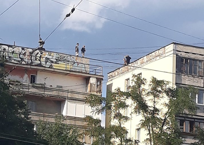 В Киеве подростки прыгают по крышам