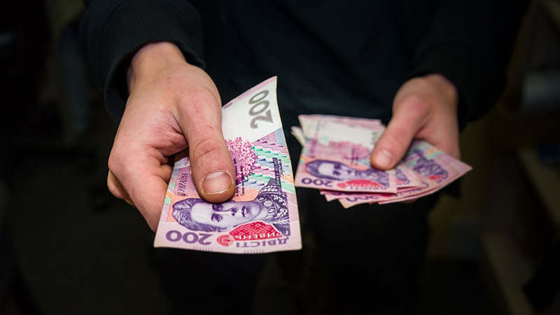 Под Киевом избирателям раздают деньги