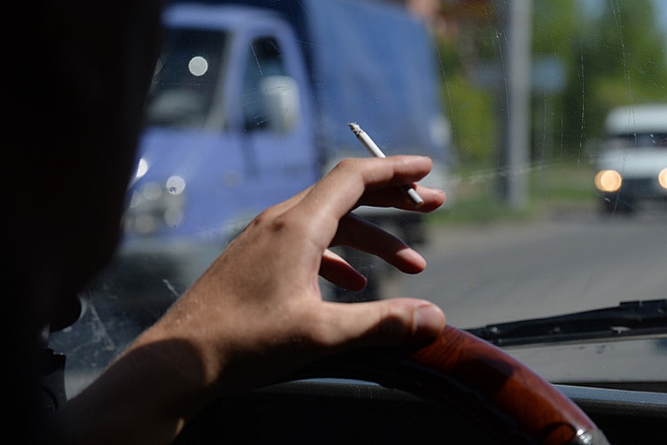 Водитель киевской маршрутки курит в салоне (видео)