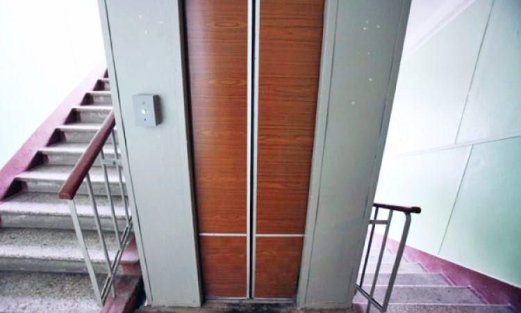 Двери лифта зажали детскую коляску (видео)