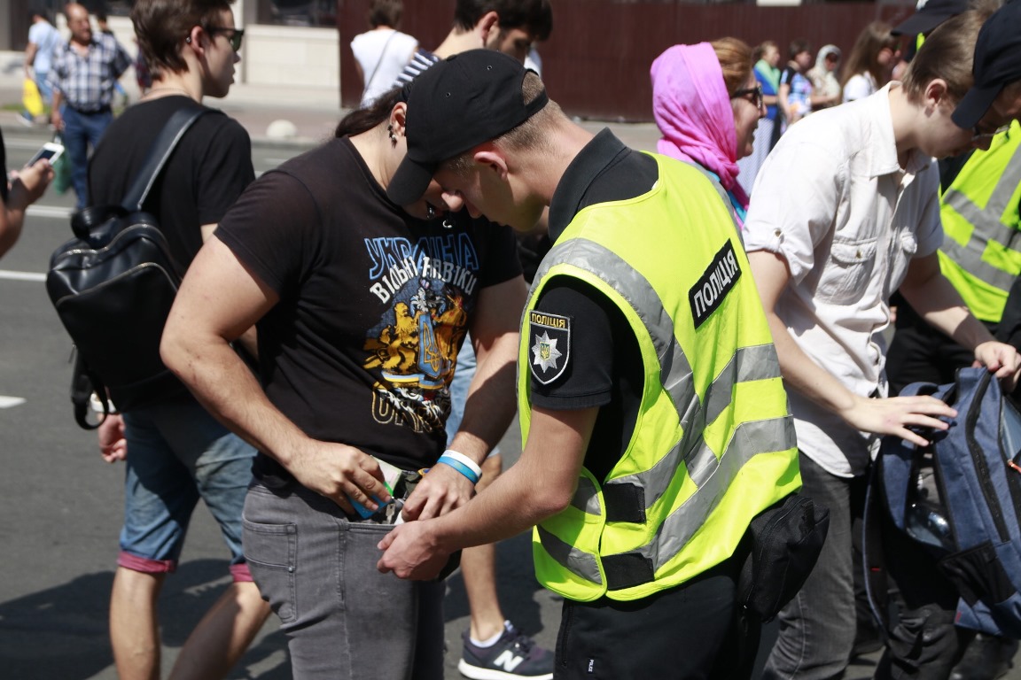 В Киеве на улице обыскивали граждан