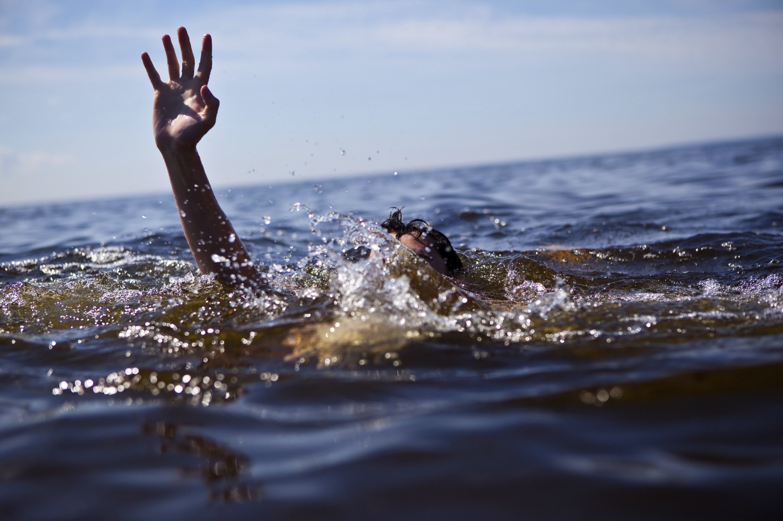 В Киеве мужчина пытался переплыть озеро и утонул