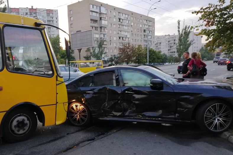 В Киеве легковушка врезалась в пассажирский автобус