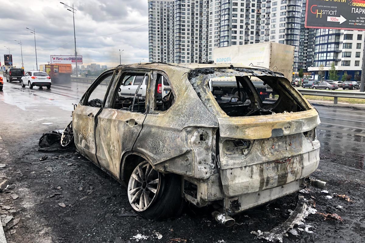 На Позняках посреди улицы загорелся автомобиль