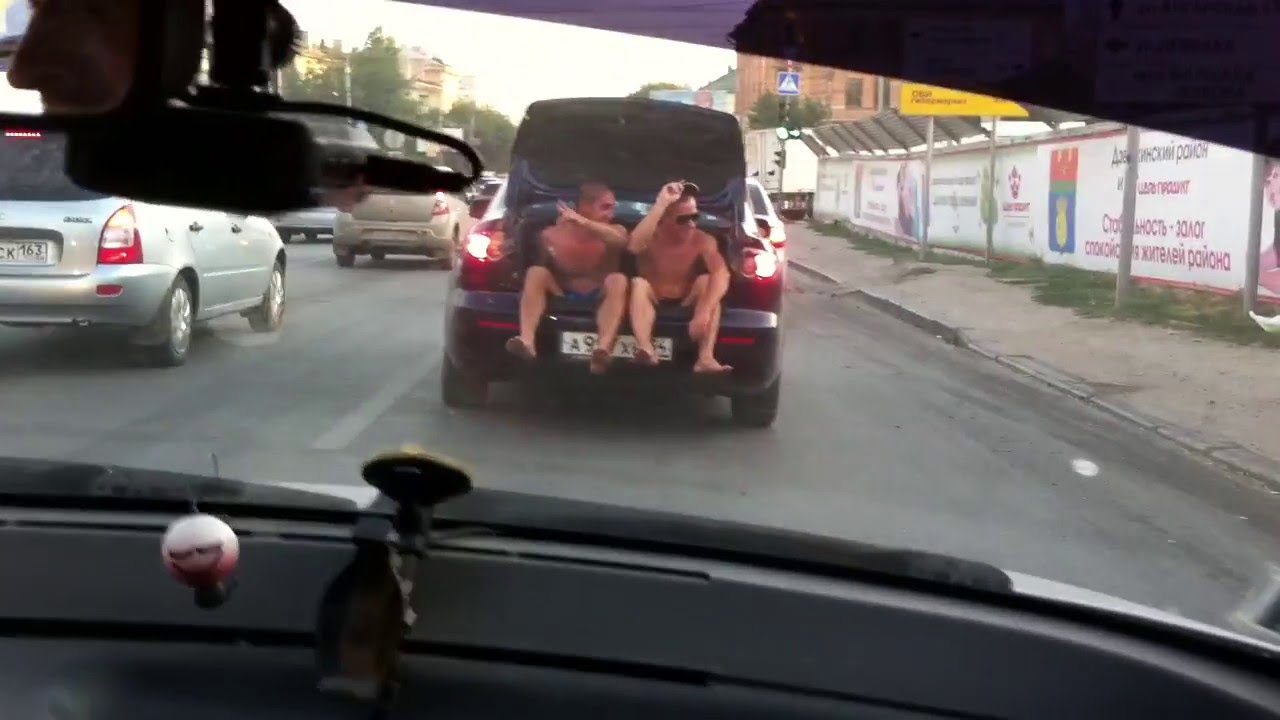 Экстремалы проехались по Киеву в багажнике автомобиля (видео)