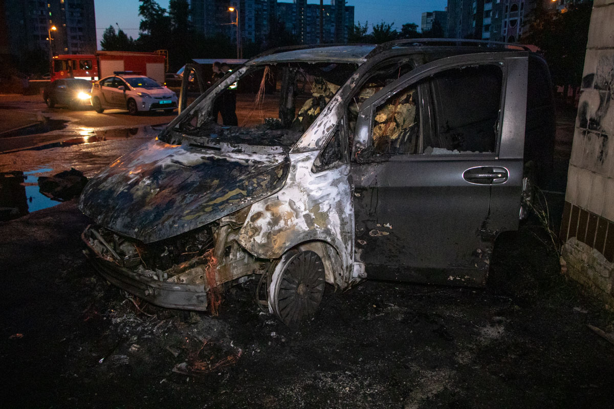 В Киеве подожгли автомобиль