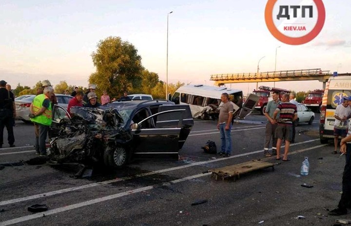 В Глевахе – смертельное ДТП, машины разбросало по дороге