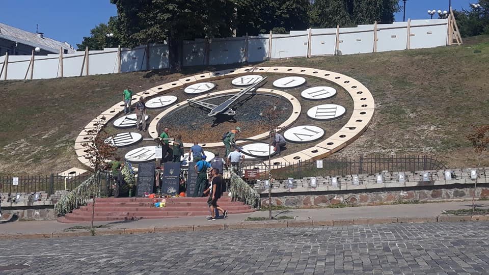 В центре Киева разбирают цветочные часы