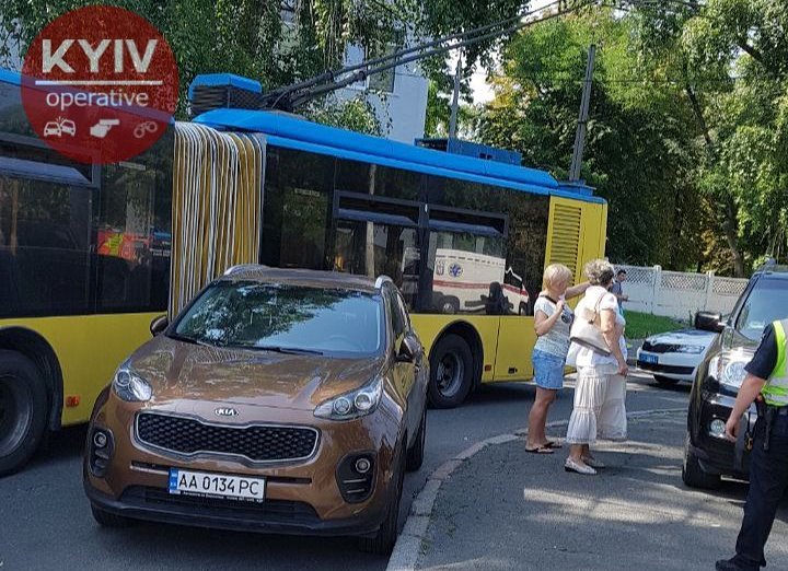 Герой парковки остановил троллейбусы на Сырце