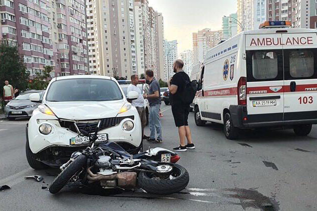 У Киеве легковушка снесла мотоцикл с пассажиром