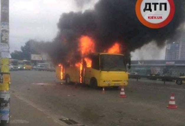 В Киеве посреди дороги загорелась маршрутка (видео)