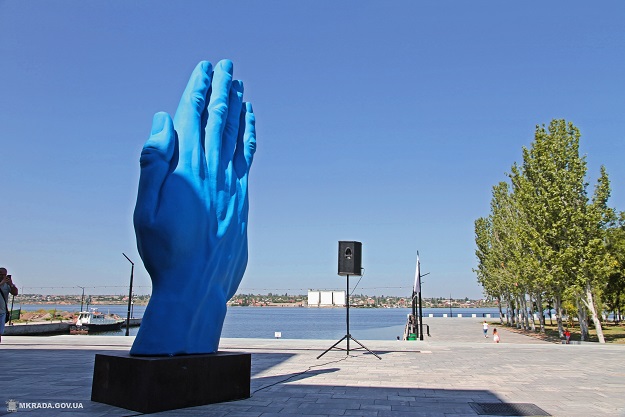 Синяя рука переехала из Киева в Николаев