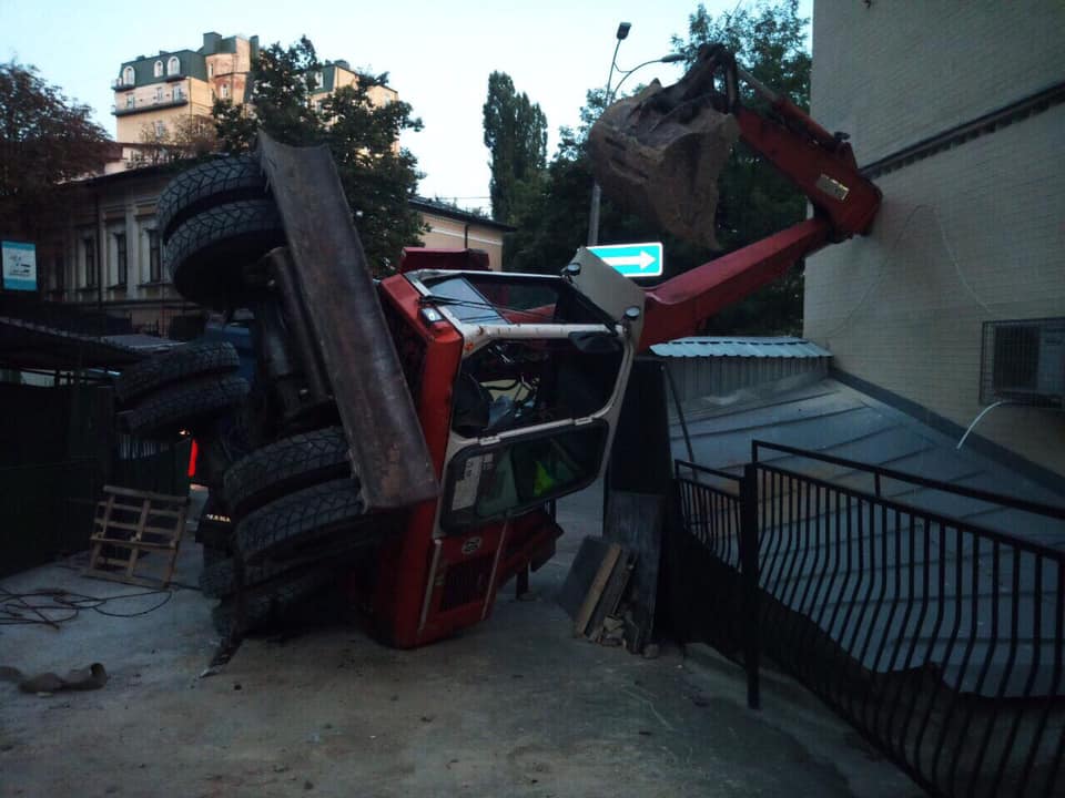 На стройке в центре Киева рухнул экскаватор