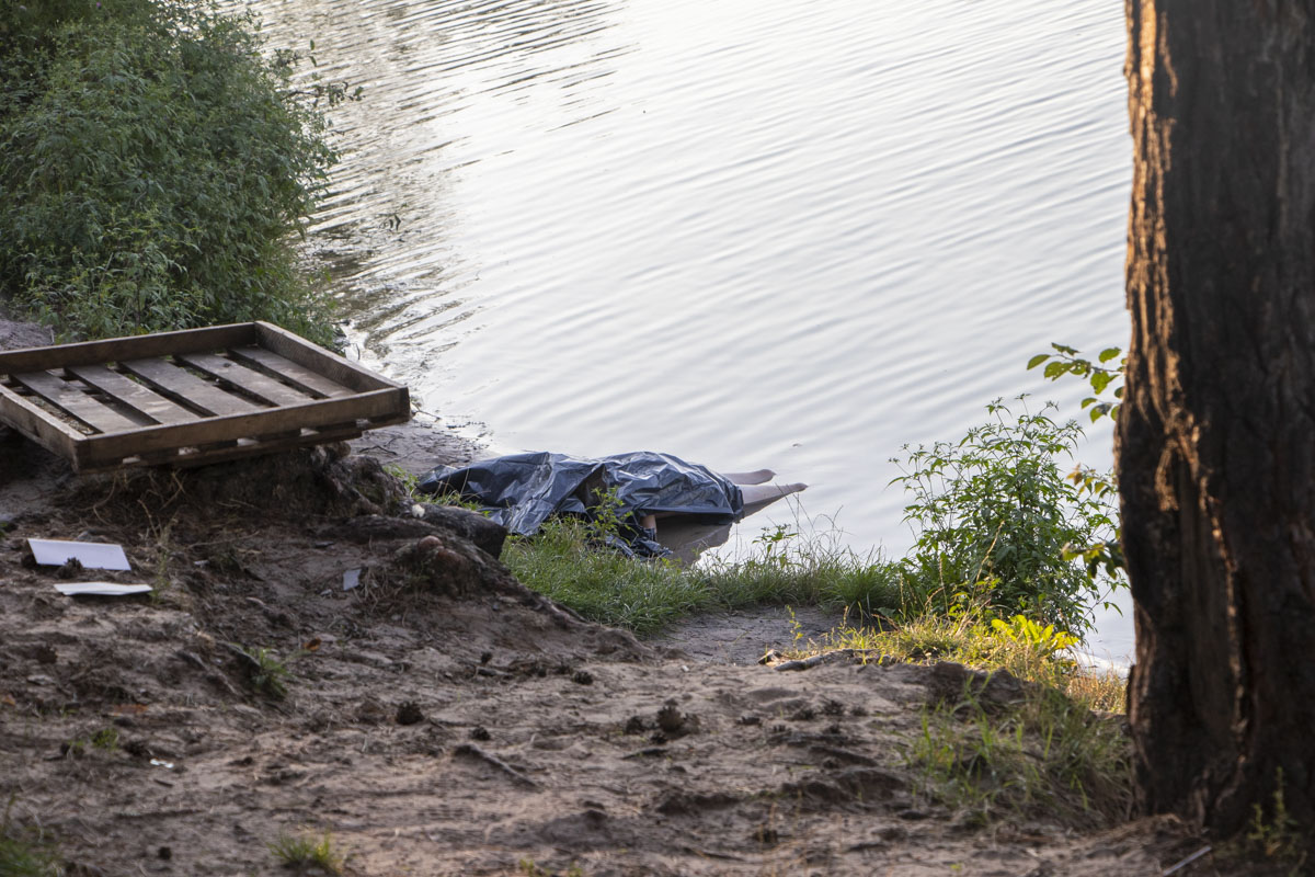 В озере на Троещине погибла женщина