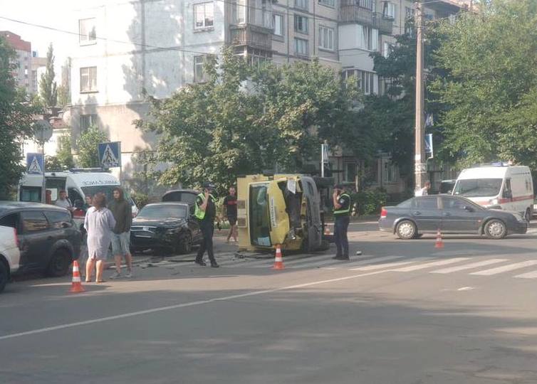 Посреди улицы в Киеве опрокинулся фургон с мороженым