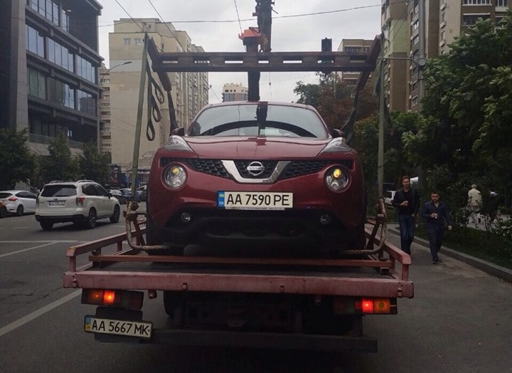 С улиц Киева вывозят автомобили