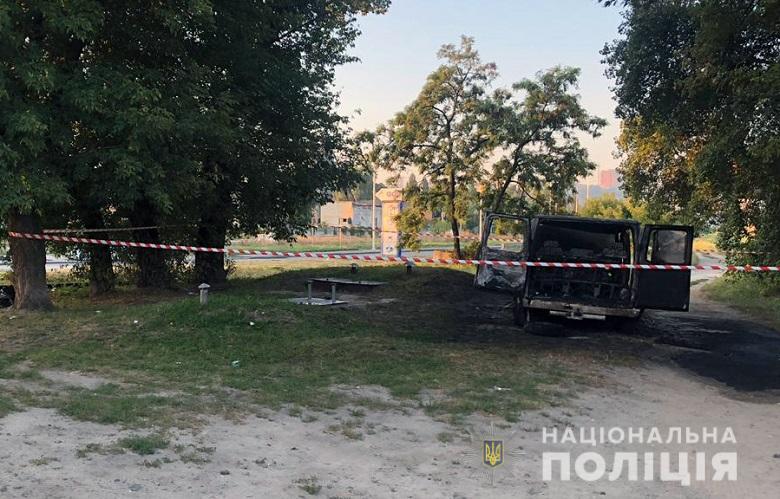 В Киеве подожгли микроавтобус с людьми