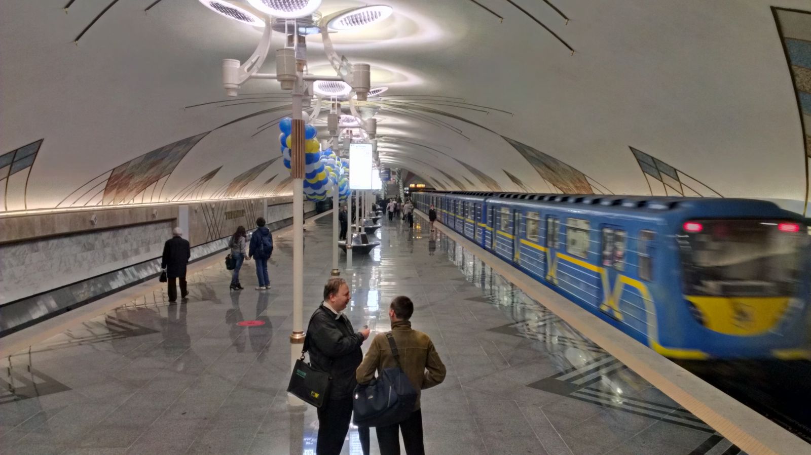 На Теремках пассажиры не могут попасть в метро