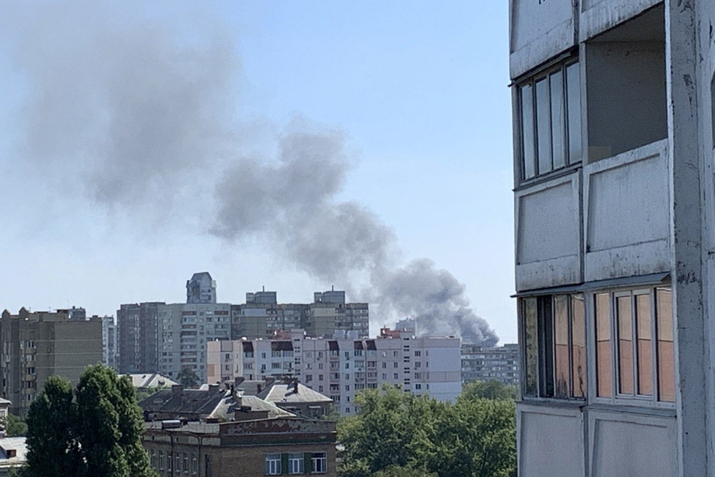 Над Киевом – огромный столб черного дыма (видео)