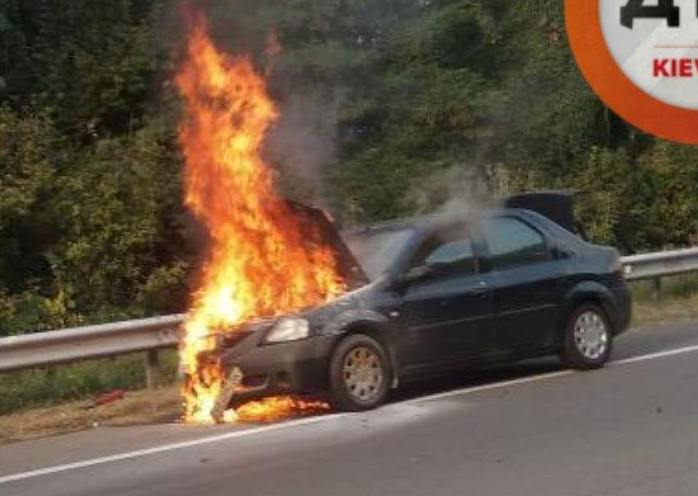 В Борисполе посреди дороги сгорел автомобиль