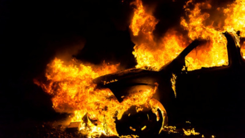 В Киеве сгорел автомобиль (видео)