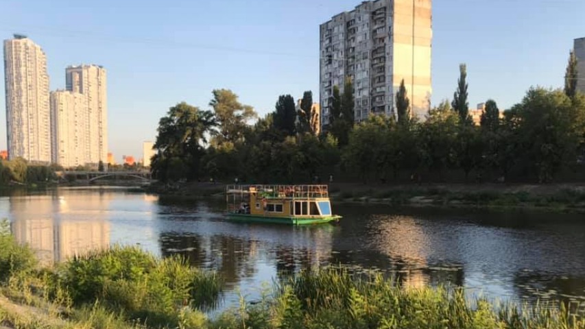 С Русановского канала предлагают убрать катера
