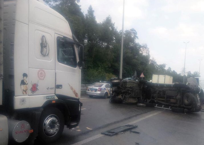 На трассе под Киевом масштабное ДТП, машины разбросало