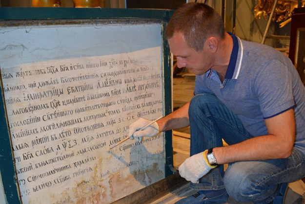 В Киеве на стене храма обнаружена старинная надпись