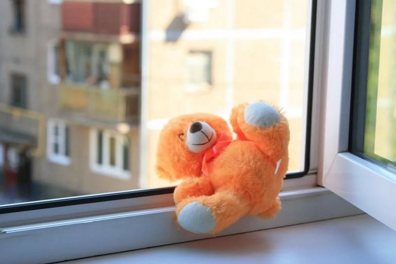 Под Киевом из окна выпал очередной ребенок