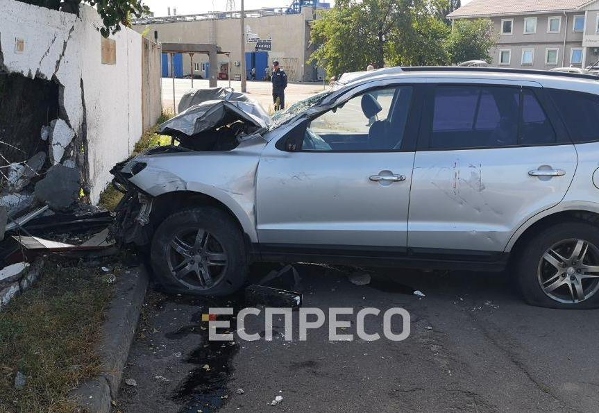 В Киеве неуправляемая машина вылетела на тротуар