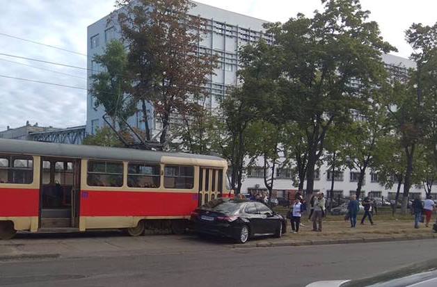 Из-за аварии в Киеве остановились трамваи
