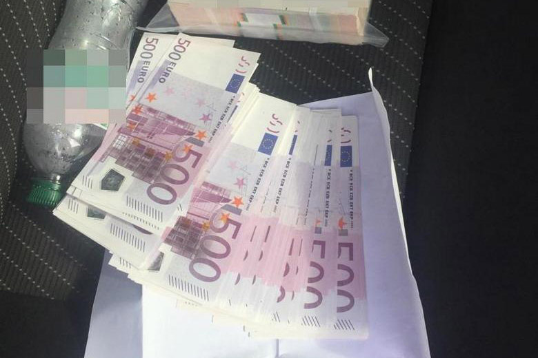 Банда иностранцев продавала фальшивые евро